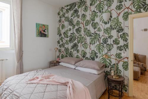1 dormitorio con 1 cama con papel pintado verde y blanco en Giglio quiet apartment at Campo dei Fiori, en Roma