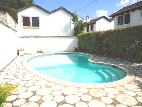 een zwembad in de tuin van een huis bij Bella Casa en Antigua Guatemala in Antigua Guatemala