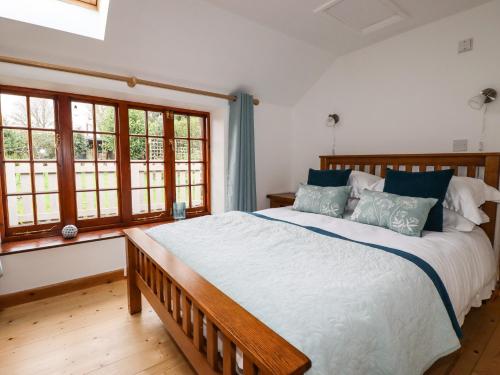 Un pat sau paturi într-o cameră la Little Orchard Barn