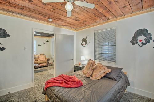 1 dormitorio con 1 cama con techo en Hot Springs Home 2 Mi to Hot Springs Natl Park, en Hot Springs