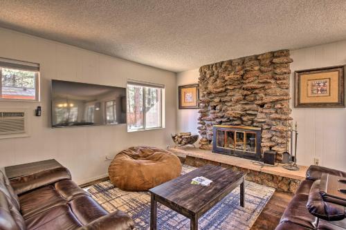 Χώρος καθιστικού στο Hot Tub Hideaway in Pinetop Bring Your Pet!