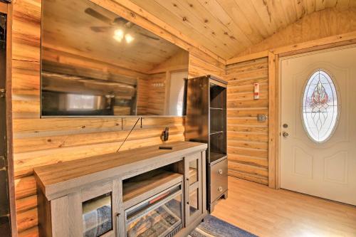 Η κουζίνα ή μικρή κουζίνα στο Hot Tub Hideaway in Pinetop Bring Your Pet!