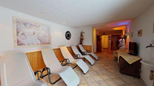 a waiting room with a row of white chairs at Appartementhaus Tristenau in Pertisau