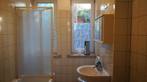 Bathroom sa Monteurwohnung Spartan Oelsnitz am Hegebach Self Check-in