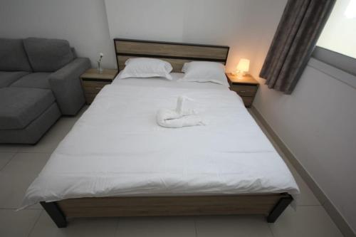 een slaapkamer met een groot bed en een bank bij Cozy Rooms and Small Partitions for Men guests in Dubai in Dubai