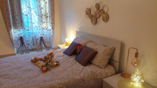 sypialnia z łóżkiem z wypchanymi zwierzętami w obiekcie Sweet Home w mieście Lido di Ostia