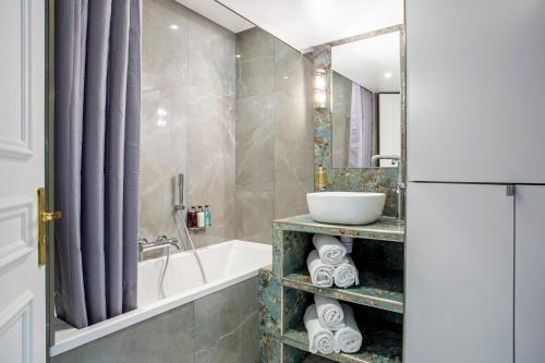 Luxury 4 bedroom 2 bathroom Apartment tesisinde bir banyo