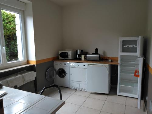 a kitchen with a dishwasher and a washer at Gîtes Les Clairets - Normandie in Mortain