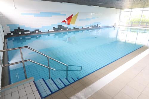 ein großer Pool in einem Gebäude in der Unterkunft Frische Brise Sahlenburg in Cuxhaven
