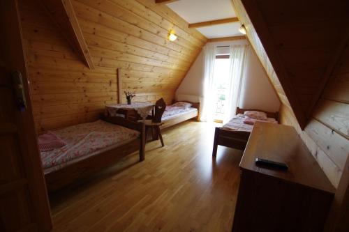 ゾンプにあるPOKOJE KOZICAの屋根裏部屋(ベッド2台、テーブル付)