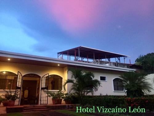 ein Gebäude mit einem Sonnendach darüber in der Unterkunft Hotel Vizcaíno León in León