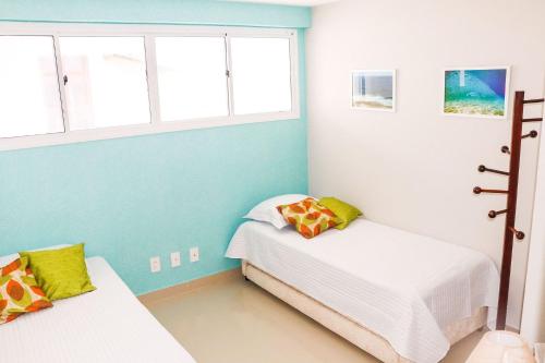 ピランジ・ド・スーにあるQavi - Flat em Resort Beira Mar na Praia de Búzios #Corais303のベッドルーム1室(ベッド2台、窓2つ付)