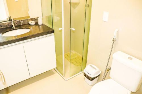une salle de bains avec douche, toilettes et lavabo dans l'établissement Flat em Resort Beira Mar na Praia de Búzios - Qavi, à Pirangi do Sul
