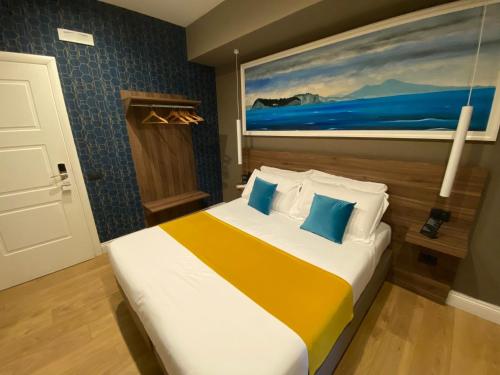 - une chambre avec un grand lit orné d'une peinture murale dans l'établissement 7th Floor Suite, à Naples