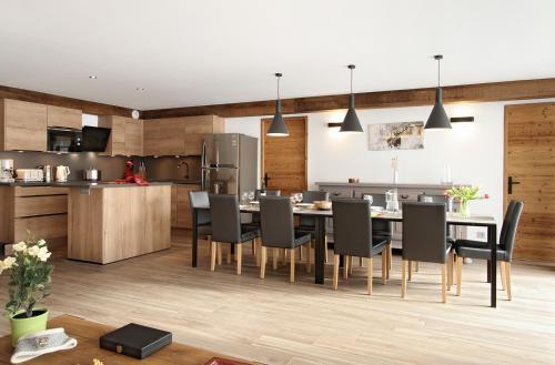 une cuisine et une salle à manger avec une table et des chaises dans l'établissement Le Gilélia, à Les Deux Alpes