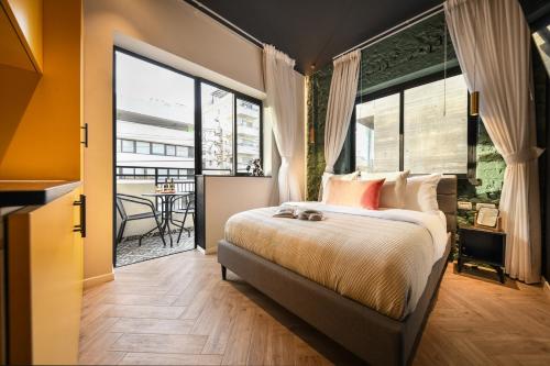 1 dormitorio con cama y ventana grande en Silicate Ben Yehuda - Smart Hotel by Loginn Tel Aviv, en Tel Aviv