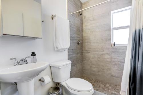 a bathroom with a toilet and a sink at Cottages El Portal in Miami