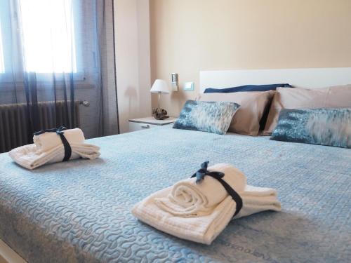 sypialnia z dwoma ręcznikami na łóżku w obiekcie Attico Sulla Spiaggia w Viareggio