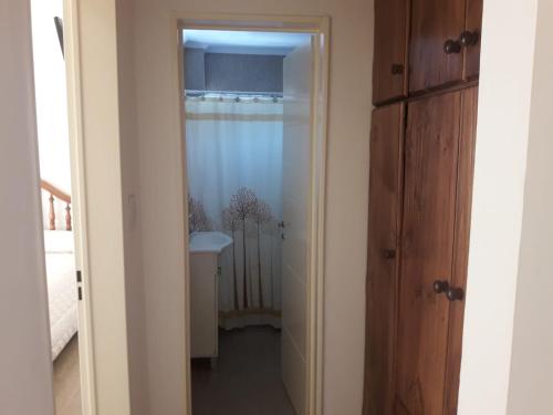 un pasillo con una puerta que da a un baño en Tandil Centro en Tandil