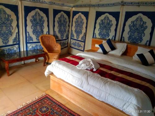 Postel nebo postele na pokoji v ubytování Hotel Deep Mahal