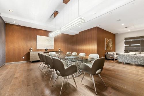 a dining room with a table and chairs at reStays Ottawa in Ottawa