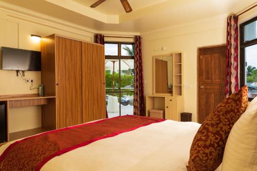 - une chambre avec un grand lit et une fenêtre dans l'établissement One On Inn Maldives, à Maradhoofeydhoo
