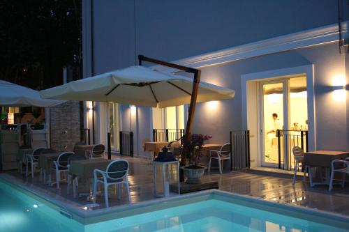 Piscine de l'établissement Rimini Suite Hotel ou située à proximité