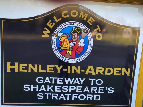 Little George, Henley-in-Arden Luxury Apartmentに飾ってある許可証、賞状、看板またはその他の書類
