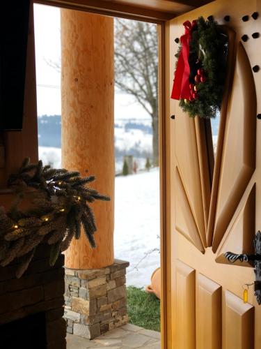 a door with a christmas wreath on it at Domek Tatrzańska Zyngierka z Jacuzzi in Ząb