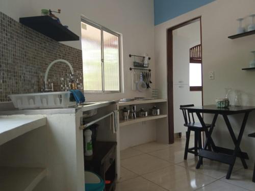 cocina con fregadero y mesa en Apartamentos GoPipa934, en Pipa