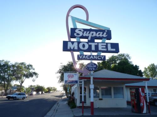 
a restaurant with a sign on the side of the building at Supai Motel in Seligman
