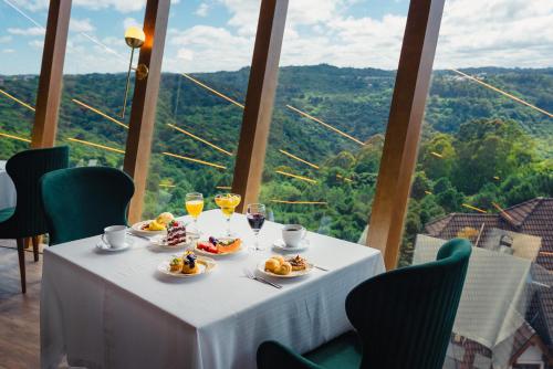 Hotel e Restaurante GIRATÓRIO RF Vision - A melhor vista 360 de Gramado — View (from property/room)