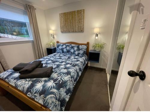 A bed or beds in a room at Highfield apartment