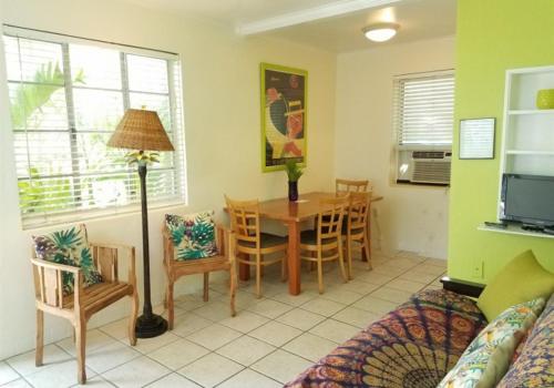 Una cocina o cocineta en Alexander Palms Court - No Hidden Resort Fees!