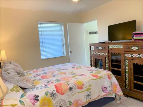 Una cama o camas en una habitación de Alexander Palms Court - No Hidden Resort Fees!