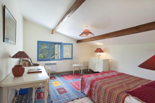 - une chambre avec un lit, un bureau et une table dans l'établissement Beautiful stone house in the village of Poggio-di-Nazza, à Poggio-di-Nazza