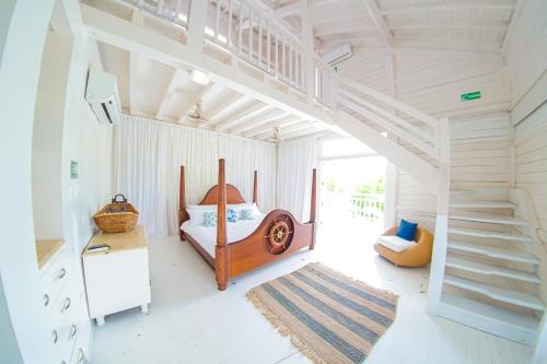 a bedroom with a bunk bed and a staircase at Quinta del Mar Tintipán in Isla Mucura