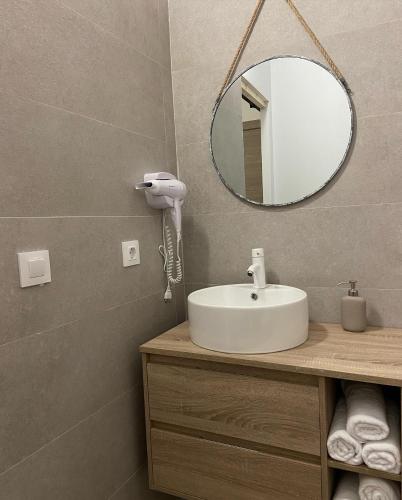 a bathroom with a sink and a mirror at Apartamento EL TERRAO in Losa del Obispo