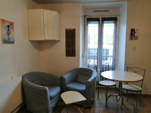 a living room with a chair and a table at Appartement T2 RDC centre Vitré 35500 in Vitré