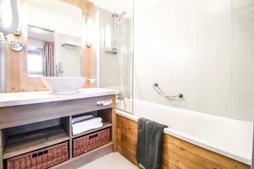 Newly redecorated 2-bed ski-in ski-out family apartment photo 3
