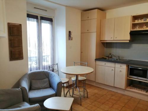 - une cuisine avec un canapé et une table dans une chambre dans l'établissement Appartement T2 RDC centre Vitré 35500, à Vitré