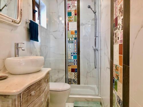 uma casa de banho com um lavatório, um WC e um chuveiro em Imowemo OVAR Multifuncional penthouse studios em Ovar