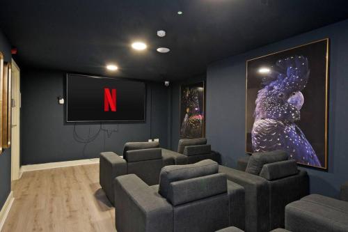 Perfectly Located City Centre Studio Apartment - West One with FREE WIFI, GYM ACCESS, NETFLIXにあるシーティングエリア