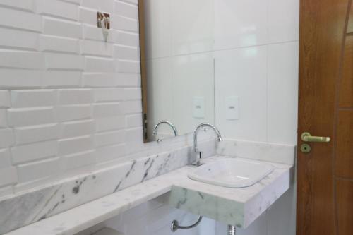 Bilik mandi di Hotel C&A