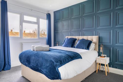 Łóżko lub łóżka w pokoju w obiekcie Homely Hideout near Heathrow, Windsor minutes from M4
