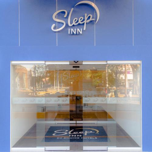 a store window with a sign on top of it at Sleep Inn Guadalajara Galerias in Guadalajara
