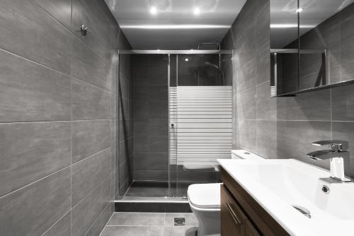 łazienka z prysznicem, toaletą i umywalką w obiekcie Nemea Apartments, The Luxury Suites w Salonikach