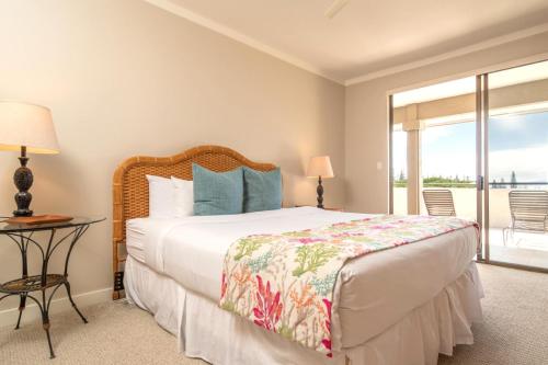 Cama ou camas em um quarto em K B M Resorts- KGV-19T1 Premium 1Bd villa, sweeping ocean views, masterfully remodeled