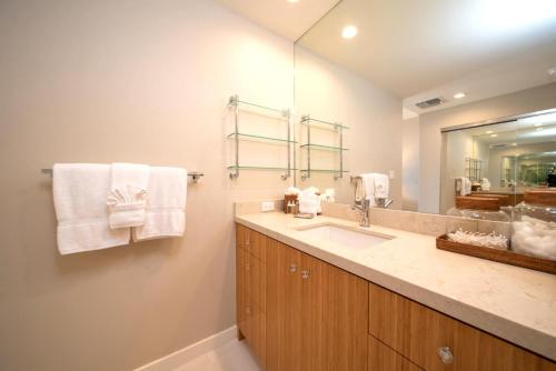 Um banheiro em K B M Resorts- KGV-19T1 Premium 1Bd villa, sweeping ocean views, masterfully remodeled