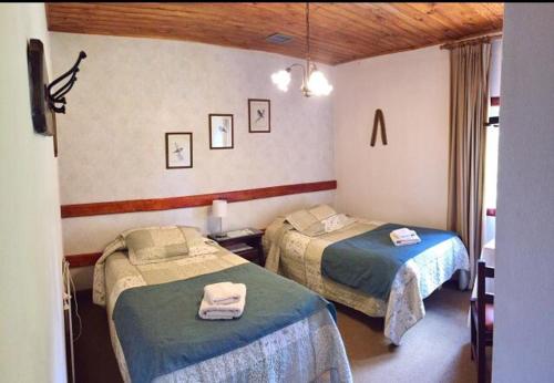 een kamer met 2 bedden in een kamer bij Estancia Quillen Lodge - Hosteria in Aluminé